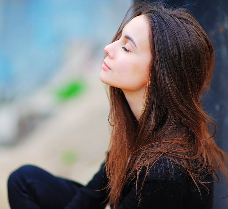 female-eyes-closed-looking-up