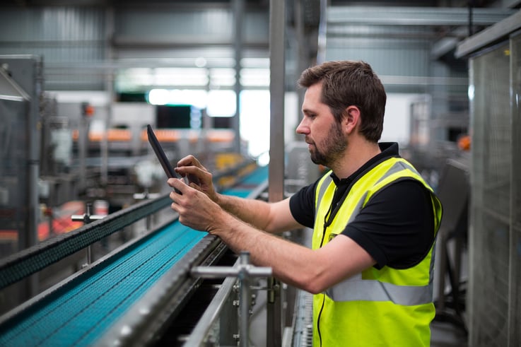 male-factory-worker-conveyor-belt-using-tablet