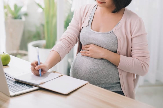 pregnant-woman-working-laptop-desk